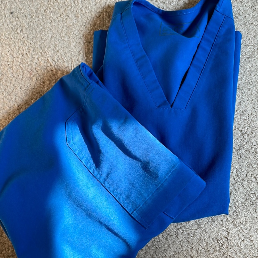 Lightly worn figs scrub set!